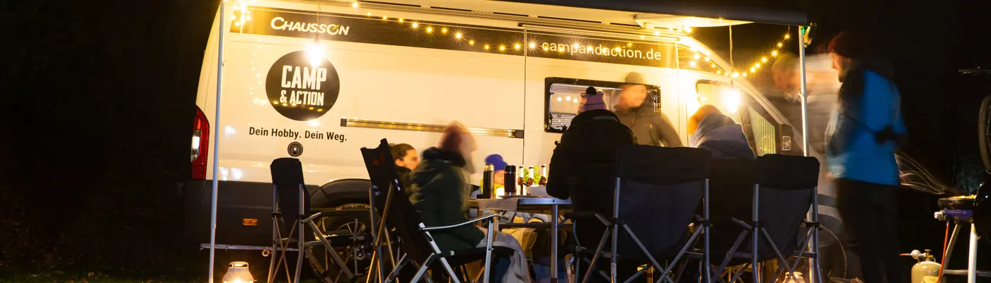 Abendessen mit Freunden im Dunkeln mit Lichterketten vor Chausson V690