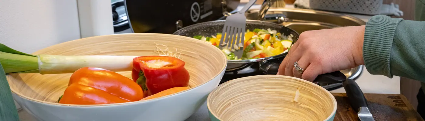 Zubereitung von Mittagessen im Camper-Van