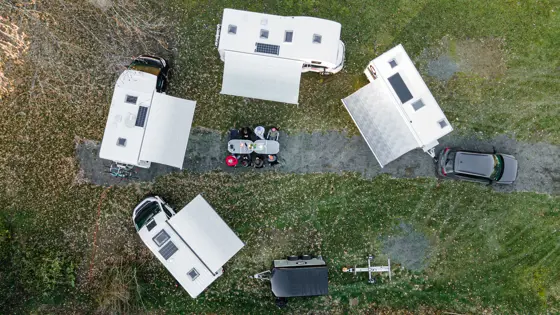 Drohnenaufnahme Camping-Fahrzeuge auf Wiese