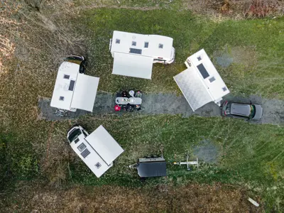 Drohnen-Aufnahme von oben mit den Camp and Action Fahrzeugen im Kreis