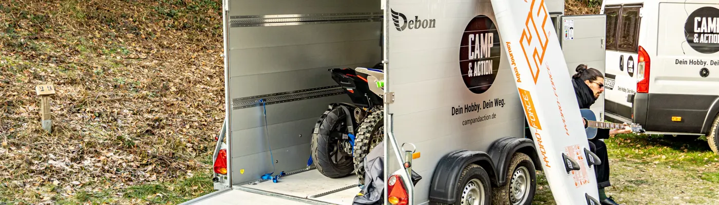 Debon C500 mit Motorraedern und SUP-Board