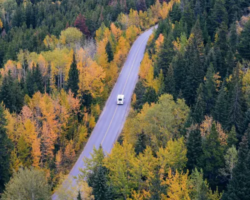 Drohnen-Aufnahme von Wohnmobil auf der Straße im Herbst