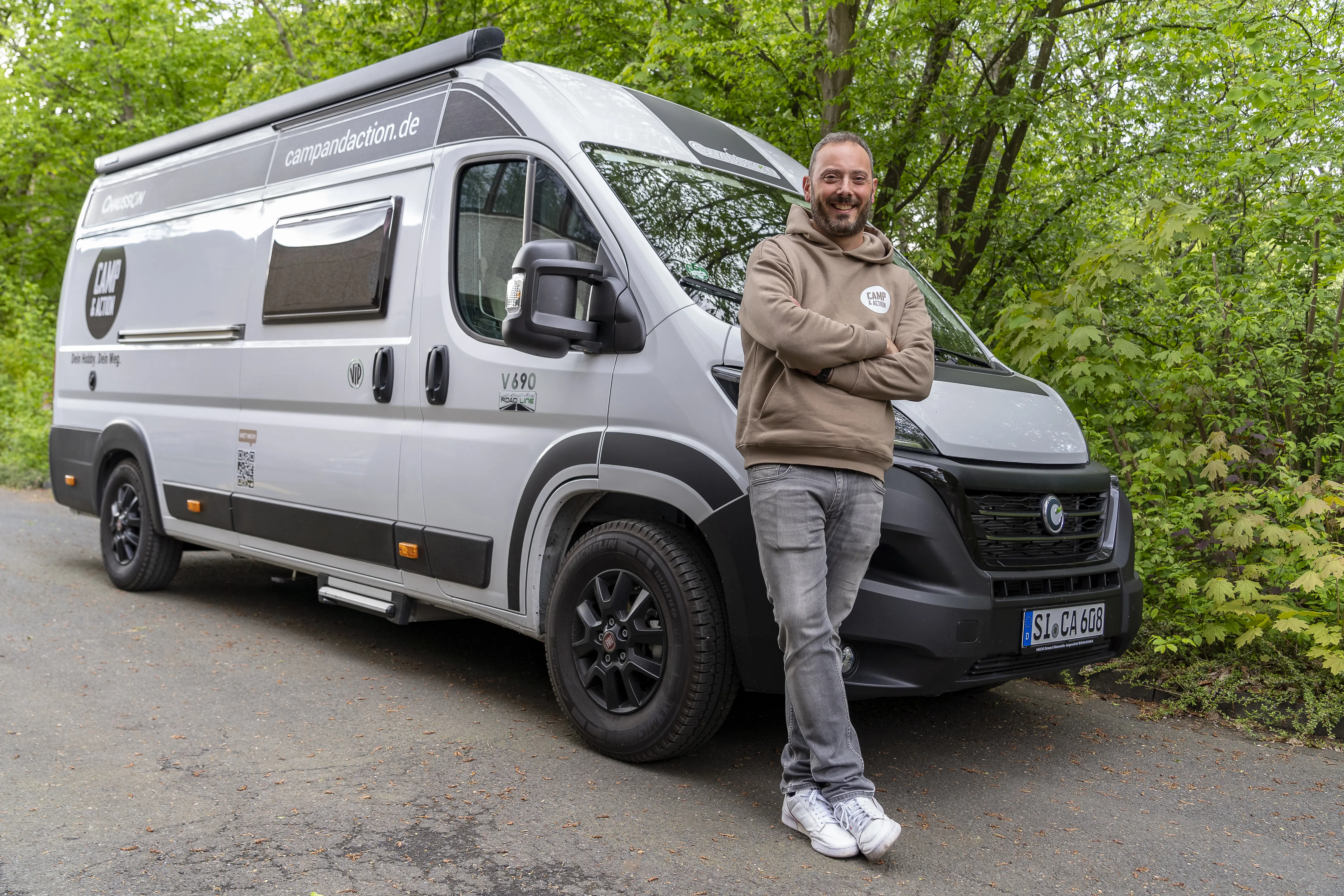 Gennaro Patitucci mit Camper-Van vor Bäumen