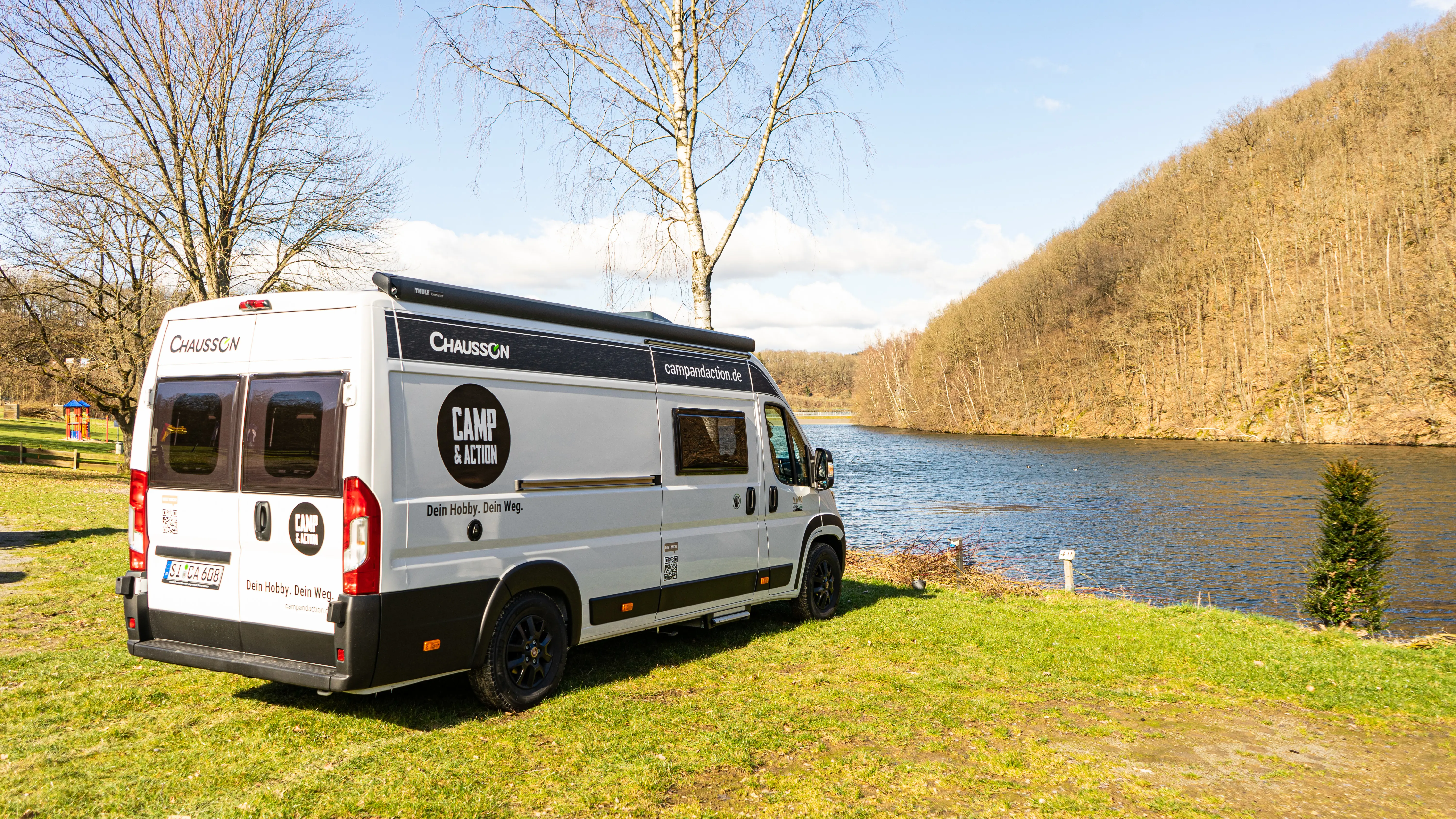 Chausson V690 mit Camp and Action Logo und See im Hintergrund