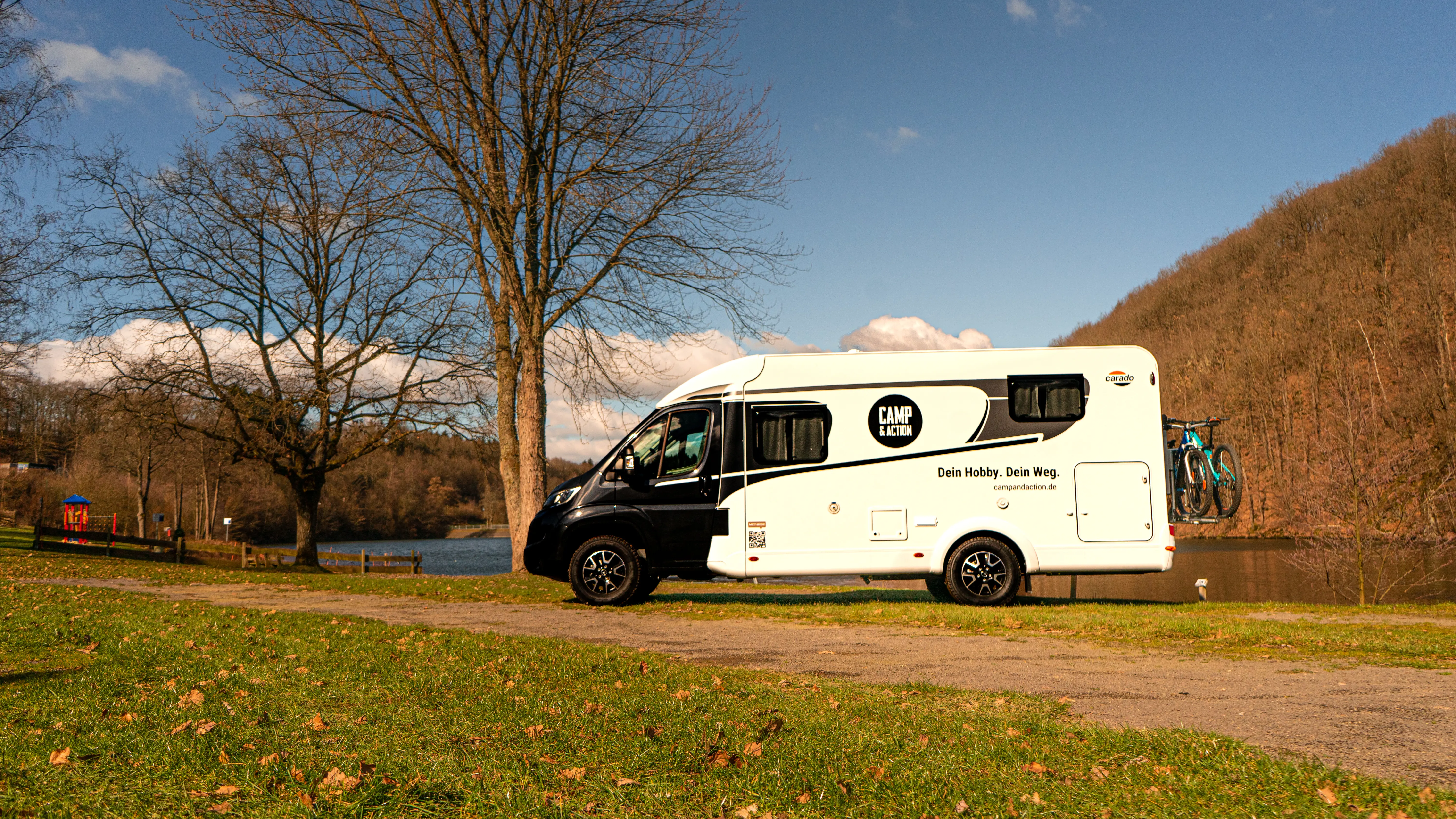Carado V337 Seitenansicht mit Baeumen und See im Hintergrund